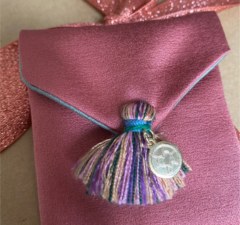 Pochettes upccylées de Rosa Maïtea. Réalisées par Sophie La Tapissiere à la main avec le recyclage de ses rideaux.