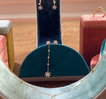 La nouvelle collection Rosa Maïtea en diamants recyclés, or recyclé et pierres précieuses et fines traçables de la mine à l'écrin. De la joaillerie éthique, responsable et joyeuse