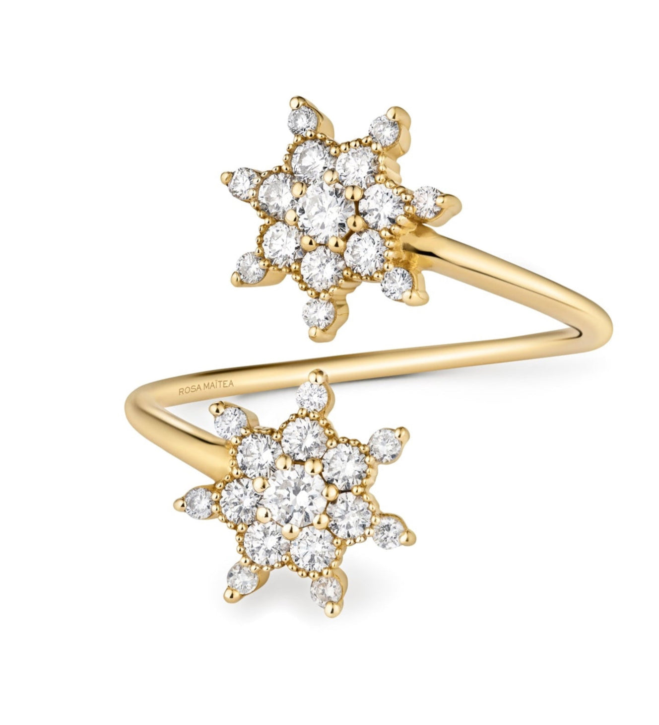 La bague Toi et Moi célèbre l’amour sous une constellation précieuse. Deux étoiles scintillantes en diamants recyclés veillent l’une sur l’autre, symbolisant la protection et l’union éternelle de deux âmes. Enveloppée d’un délicat mouvement torsadé en or recyclé 18 carats, cette création lumineuse incarne un amour guidé par la lumière des astres. Deux talisman qui représentent l'amour engagé.

Le sertissage comporte 2 étoiles 15 diamants chaque une, pour un total de 0,9 carats de diamants recyclés.