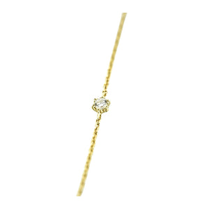 Chaîne en or recyclé avec des diamants incrustés.